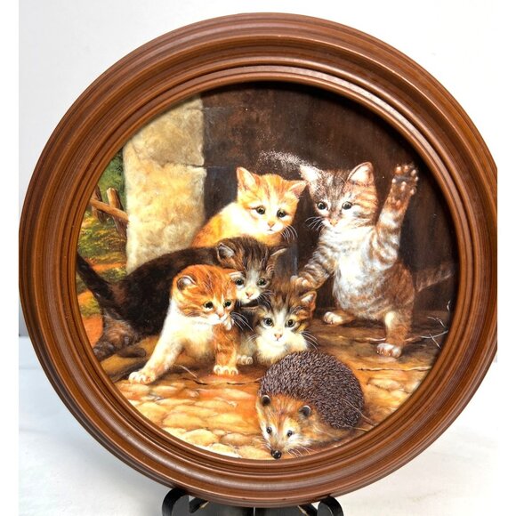 Decorative Plate With Frame "Friend Or Foe?" By Wolfgang Kaiser 1991 Cats & Hedg - Picture 1 of 5